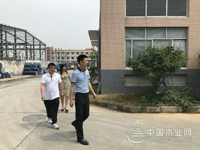 南康区家具漆经销商方总到广东堡润漆参观考察