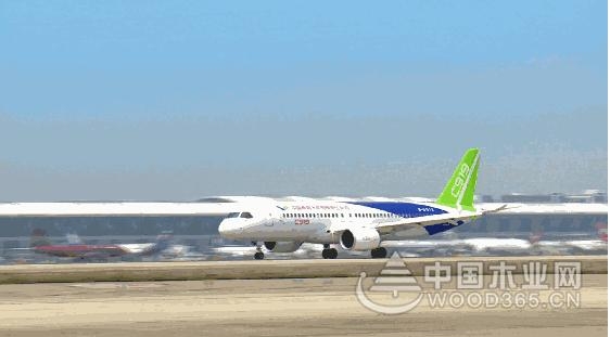 久梦缘和国人一道祝贺中国C919客机首飞成功