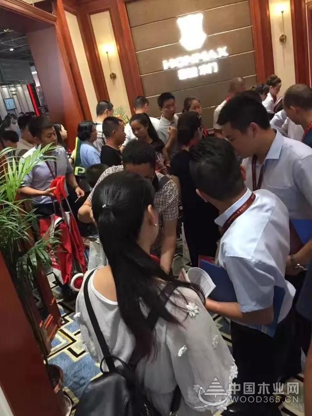 豪迈木门亮相广州建博会:展会现场可谓门庭若市!