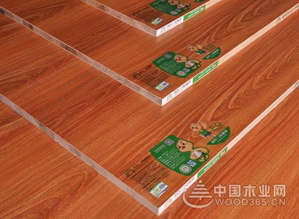 1、不同档次,板材也是不同的 一般是看样板的切面,从切面看,细木工板是上下两层或四层单板(也有加厚的使用四层以上的单板)紧贴实木板芯,质量好的细木工板那板芯切面平整,没有缝隙;密度板由细小的纤维压制而成,结合的比较紧密,重量比较大;刨花板是木质颗粒状结构,但结合的不够紧密,重量较轻,质量差的甚至可以看到有小的细孔;多层板是由多个单板胶合而成,一般为三层或五层。 2、认准环保板材 专业定制衣柜厂家选用的都是符合国家检测标准的环保板材,而有些厂家选用的则是一些无检测报告,对人体健康构成潜在威胁的劣质板材。所