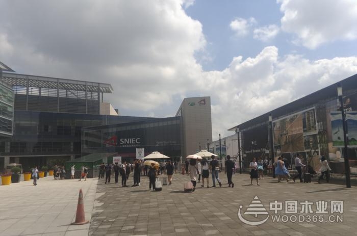 Day 1 人潮涌动 热情似火 --怡黄尊宝娱乐上海展