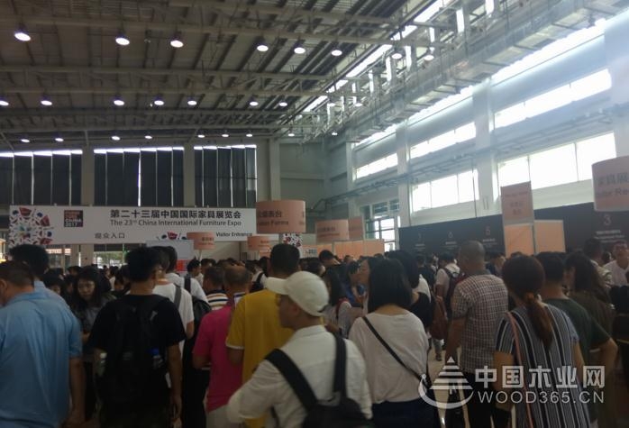 Day 1 人潮涌动 热情似火 --怡黄尊宝娱乐上海展