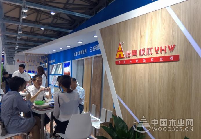 Day 1 人潮涌动 热情似火 --怡黄尊宝娱乐上海展