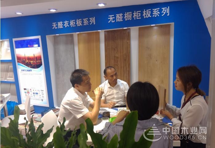 Day 1 人潮涌动 热情似火 --怡黄尊宝娱乐上海展