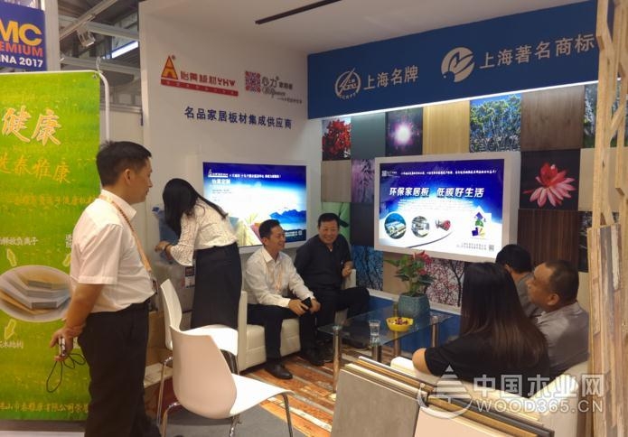 Day 1 人潮涌动 热情似火 --怡黄尊宝娱乐上海展