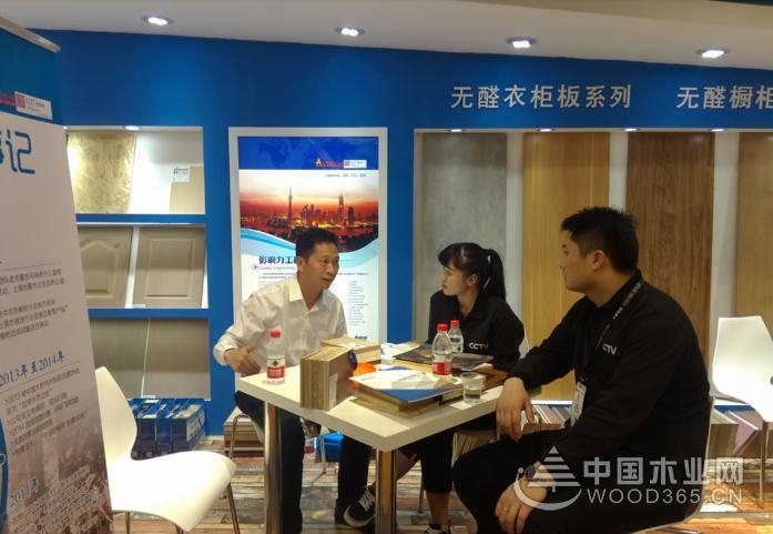 Day 1 人潮涌动 热情似火 --怡黄尊宝娱乐上海展