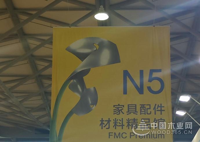 Day 1 人潮涌动 热情似火 --怡黄尊宝娱乐上海展