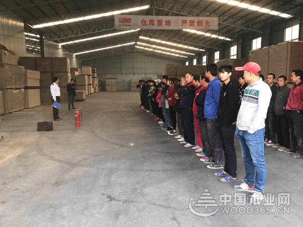 厂区正在进行安全培训 会上,刘教官结合近年来的火灾案例特别是木材工厂、木材仓库以及单位消防日常管理、日常火情、重大突发火灾的处置、家庭及办公灭火器具的选择、疏散逃生的基本常识、消防火灾的应急和预防、消防器材的正确使用方法、防火安全意识加强等多方面、多视角详细阐述了各种火灾、火情的处置方式进行了深入浅出的讲解,传授了防范措施和如何对初期火灾进行扑救,以及如何组织人员疏散、火场自救逃生方法等知识,并列举了大量实例和现场的图片,让参加会议的员工们结合自己所接触到的消防安全隐患进行互动沟通,博得大家阵阵的掌声,