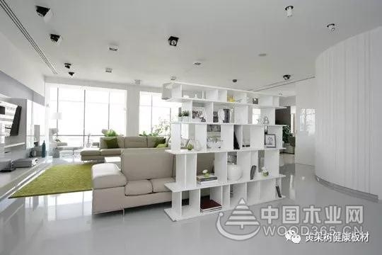 简化后的欧式风格,主要走清新自然路线,所以它能够在众多装修风格分类中脱颖而出也就不足为奇了。这种风格主要通过黄、白等基础色调配合少量深色线条,在古典中又透露出淡淡的小清新,受到了很多热衷典雅复古风格的都市人的喜爱。选择这种装修风格的人们,往往是生态板的发烧人群,崇尚环保,热爱自然。