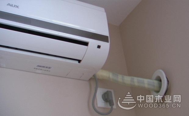 原因一、安装不当 当空调内机漏水的时候,我们首先要考虑的就是是不是空调在安装的时候没有安装好。机体安装不牢固就会导致空调内机移位,当内机出现移位偏移了水平线就会导致排水管路过高,使得管路排水不畅。 解决方法: 确定是安装不当或者是内机挂板的螺丝松脱导致的内机移位的情况,这时在维修时就需要重新对内机进行调整,同时使用相应的水平仪测量重新测量安装位置,使得冷凝水能够正常的通过排水管排出室内。 原因二、热交换器 空调在运行的时候,室内机热交换器出现滴水的情况也会导致空调室内机漏水。 热交换器之