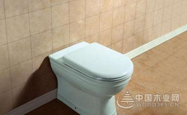 马桶底部漏水的原因 1、马桶法兰圈安装出现问题; 2、抽水马桶水箱漏水; 3、马桶出水管与地漏孔之间玻璃胶打少了; 4、马桶的进水组或是出水组有问题; 5、马桶质量不过关,底部陶瓷发生裂缝。 马桶底部漏水的解决办法 法兰圈安装问题:重新安装固定法兰圈(即密封圈); 水箱内部零件老化:若是水箱内部零件老化的话,没有其他选择,你只就需要赶快更换零件了。 马桶和下水管连接处漏水:如果马桶和下水管连接处漏水则需要重新安装马桶,重新进行封胶。 马桶质量问题:遇到这种的,