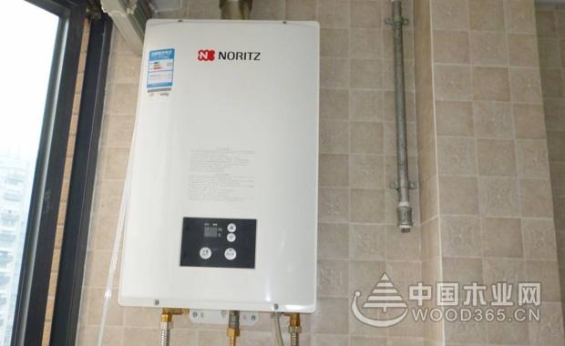 目前,家用燃气快速热水器大都采用电子脉冲点火方式。当按下手柄并同时顺时针方向旋动时,与手柄联动的拨轮压下微动开关的触头接通电源,使高压发生器产生高压脉冲,高压脉冲通过高压电缆连至放电针,在放电针的尖端与发火管之间产生电火花。 与此同时,联动机构打开燃气阀,燃气由发火管嘴喷出,被电火花点燃形成长明火,当打开冷水阀后,冷水进入水气联动阀的内腔,靠其压力将胶膜向左推,固定在胶膜上的推杆推动阀塞,于是燃气进入主燃气室从喷嘴喷出,被长明火点燃,完成点火任务。之后,将手柄逆时针方向旋转,控制燃气的流量