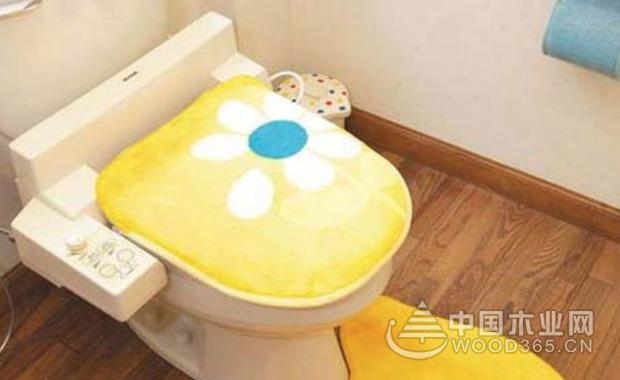 马桶圈的作用 1、健康防护:冲水时,因水压会让细菌溅起。 2、爱护小动物:很多人喜欢养小动物,马桶盖可防止宠物在马桶喝水,甚至溺亡。 3、当小凳子用:偶然把盖子当凳子坐。 4、减少异味:冲水时,盖上马桶盖,可减少异味。 5、降低冲水声音:待客时,盖上马桶盖,可降低冲水的声音。 6、运用场所,有助于场所的整体形象。 7、一人一厕,让运用者倍感放心。 8、杜绝踩马桶现象,延长运用寿命。 9、避免踩盖板而感染皮肤病、或摔伤。 10、减少用水、节能省钱。 11、一人一