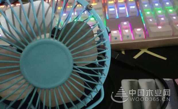 第一步 测量电风扇运行和调速绕组。先把电风扇定时器旋转一下,当听到有嗒嗒声时,说明定时器是正常的。如果没有嗒嗒声,说明定时器损坏。如果无电阻值,可能是电机绕组烧毁断路。对串有热熔断器的电机,可能是热熔断器开路,还应拆开电机看一看,如果只是开路,短接热熔断器即可恢复正常。档位开关全部损坏,但可能性不大。 第二步 检查是否抱轴,拆开电风扇护罩,用手旋动电机轴,如果转不动,说明电机抱轴严重。拆开电机,先清除前后轴套和电机轴上的油污、锈迹,然后在前后轴套的油毡上加足缝纫机油,大部分电风扇都能排除故障。