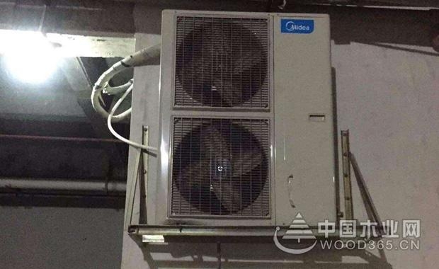 格力空调压缩机不启动解决方法: 1、在格力空调拆卸后进行格力空调内部压缩机上补充氟利昂,可以保证制冷剂的充裕。 2、在格力空调安装的时候,需要将空调的各个部件都安装齐全病=并且进行捡漏检查。 3、检查连接格力空调的电源导线有没有出现老化的现象,如有,进行更换即可。 4、在开启孔田之前,格力空调的安全锁需要解开,参照说明书上的解锁方式进行解锁。此外还需要对格力空调的所有位置检查,如有发现零件缺乏或者松动的情况即刻处理好。