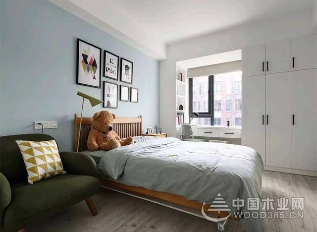 房子建筑面积140,三室两厅两卫,现代简约装修。大面积运用了黑白灰色调进行搭配,原木家具让空间变得更加自然清新。还搭配了很舒适的软装,比如说沙发、装饰画等等啊。反正我感觉挺酷挺时尚的!