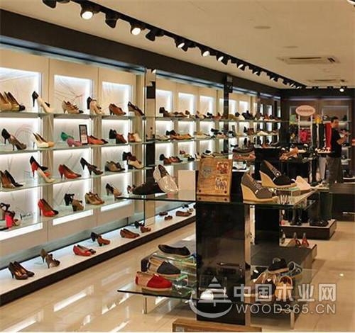琳琅满目的鞋子,鞋子展柜的陈列图片