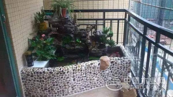 一组阳台自建鹅卵石鱼池效果图片展示