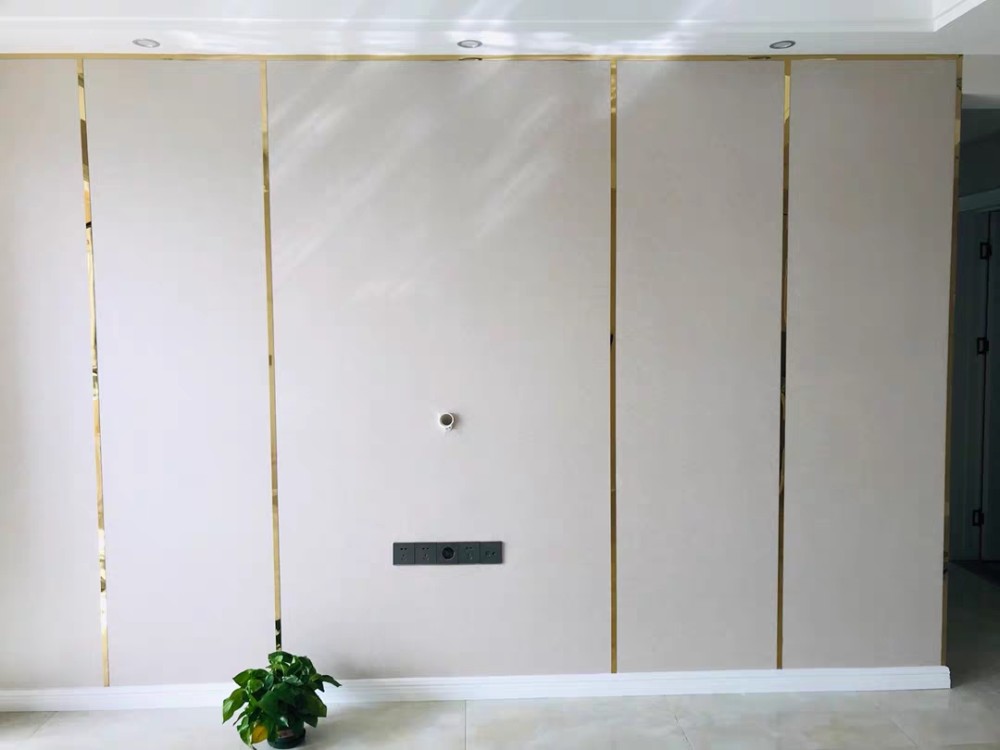 简单的墙板上安装一个金属线条,让背景墙变的不仅精致,还与众不同.