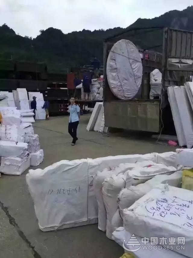 红木生意越来越难做，越南海关加大检查力度，现场没收大量红木半成品！
