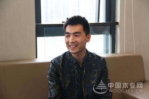 坚定自我发展,专注做板材千山木业品牌总经理王松(左二)与中国木业网