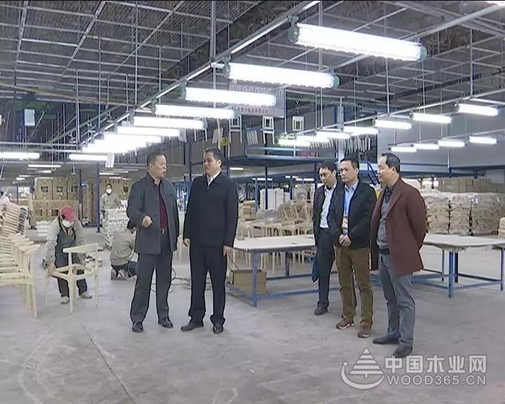 广东蕉岭县委率队检查木制品加工企业环保工作