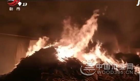 江西南昌一木材厂突发大火