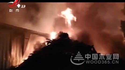 江西南昌一木材厂突发大火