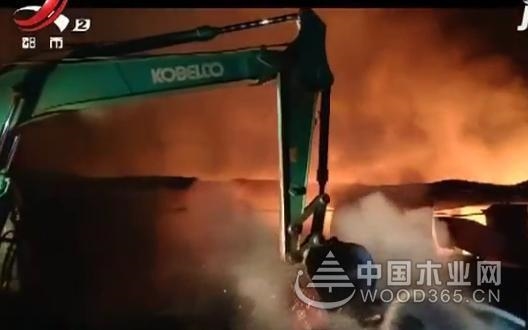 江西南昌一木材厂突发大火
