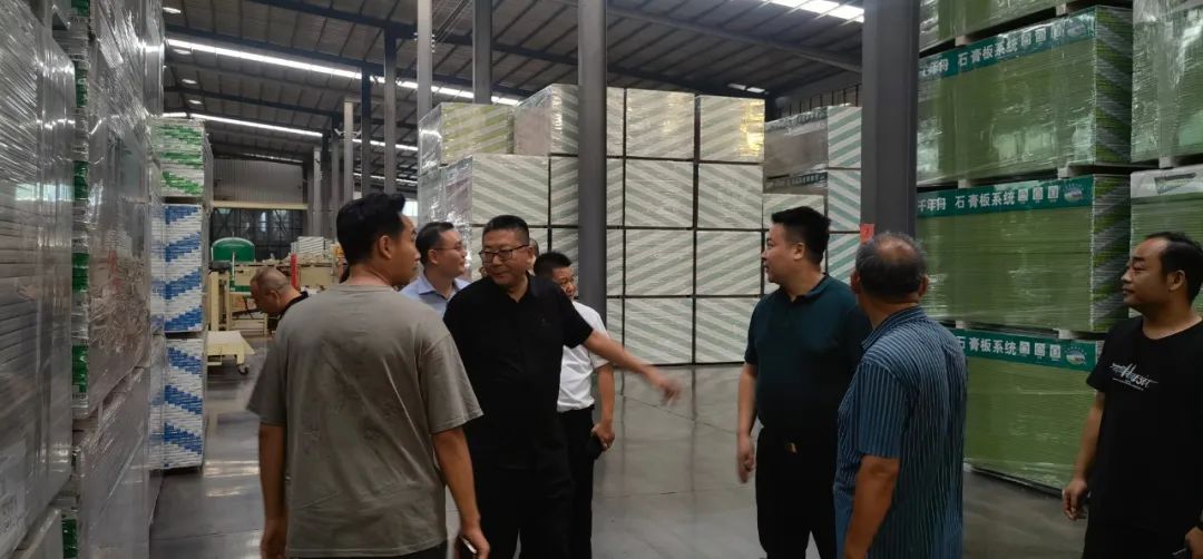 万华禾香板业董事长带队考察临沂绿色无醛板材建材市场