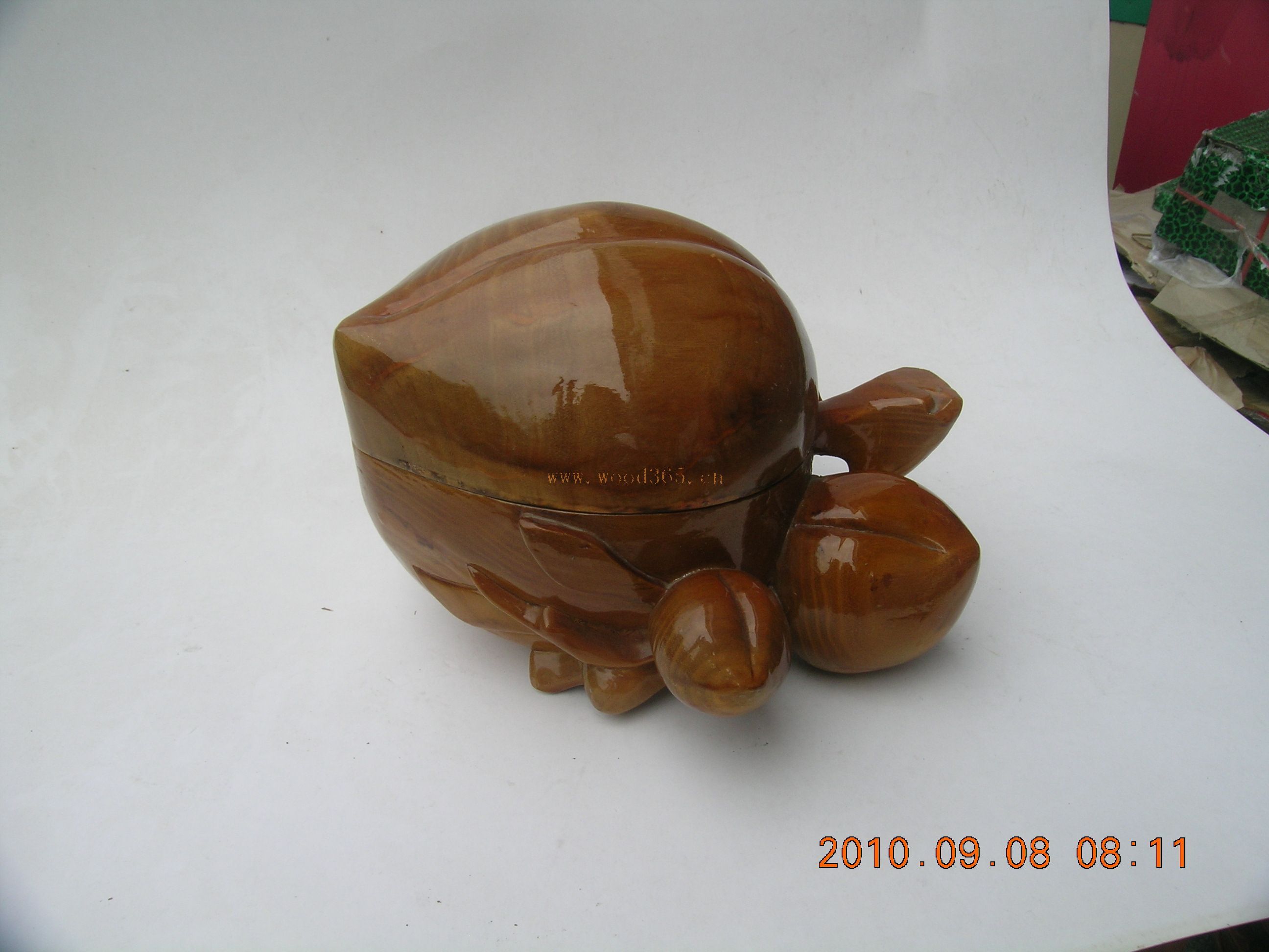 肥城君瑕轩桃木文化发展有限公司(肥城鲁宝阁桃木文化发展有限公司),坐落在五岳之首泰山西麓,享有鲁中宝地,世上桃园,的城市,公司以此而得名.是一家集研发,生产,销售为一体的综合性公司。 公司地理环境优越,距济南国际机场90公里,2008奥运会城市青岛400公里,海关商检30公里,公路连接京沪(福)高速,铁路连接京广,大京九线。 公司下辖门类齐全的科室,采取科学的以人为本的管理机制,以精湛的雕刻工艺,开发出桃木剑,桃木如意,桃木吉祥动物,桃木书,桃木台屏,桃木挂件,桃木佩件,及各式桃木工艺品包装等系列
