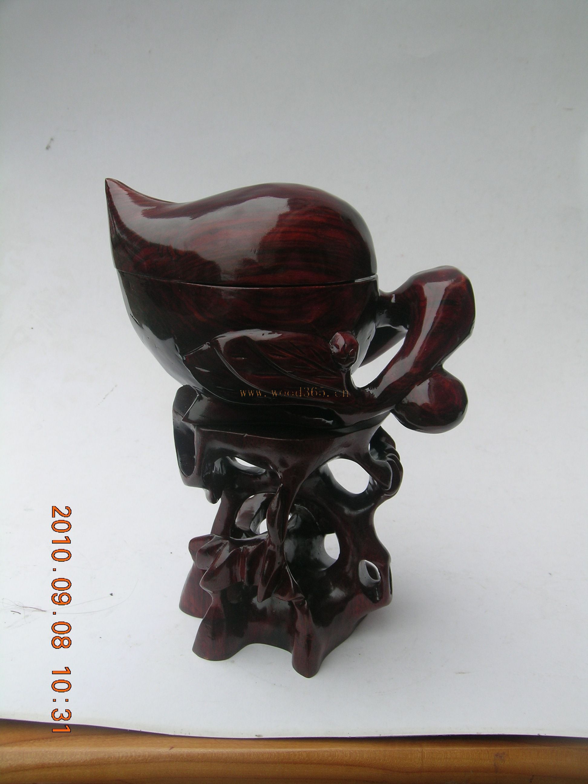 肥城君瑕轩桃木文化发展有限公司(肥城鲁宝阁桃木文化发展有限公司),坐落在五岳之首泰山西麓,享有鲁中宝地,世上桃园,的城市,公司以此而得名.是一家集研发,生产,销售为一体的综合性公司。 公司地理环境优越,距济南国际机场90公里,2008奥运会城市青岛400公里,海关商检30公里,公路连接京沪(福)高速,铁路连接京广,大京九线。 公司下辖门类齐全的科室,采取科学的以人为本的管理机制,以精湛的雕刻工艺,开发出桃木剑,桃木如意,桃木吉祥动物,桃木书,桃木台屏,桃木挂件,桃木佩件,及各式桃木工艺品包装等系列