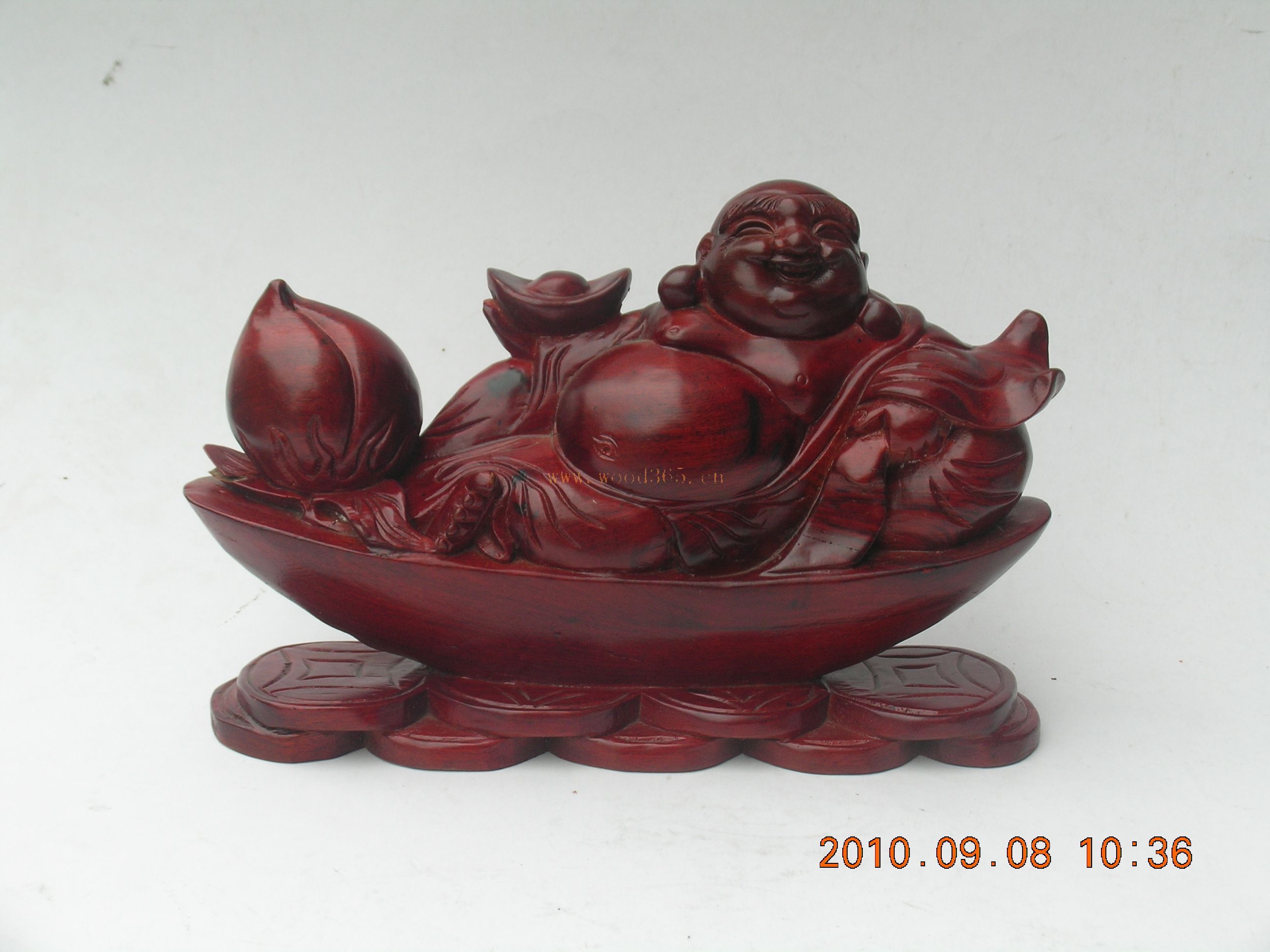 肥城君瑕轩桃木文化发展有限公司(肥城鲁宝阁桃木文化发展有限公司),坐落在五岳之首泰山西麓,享有鲁中宝地,世上桃园,的城市,公司以此而得名.是一家集研发,生产,销售为一体的综合性公司。 公司地理环境优越,距济南国际机场90公里,2008奥运会城市青岛400公里,海关商检30公里,公路连接京沪(福)高速,铁路连接京广,大京九线。 公司下辖门类齐全的科室,采取科学的以人为本的管理机制,以精湛的雕刻工艺,开发出桃木剑,桃木如意,桃木吉祥动物,桃木书,桃木台屏,桃木挂件,桃木佩件,及各式桃木工艺品包装等系列