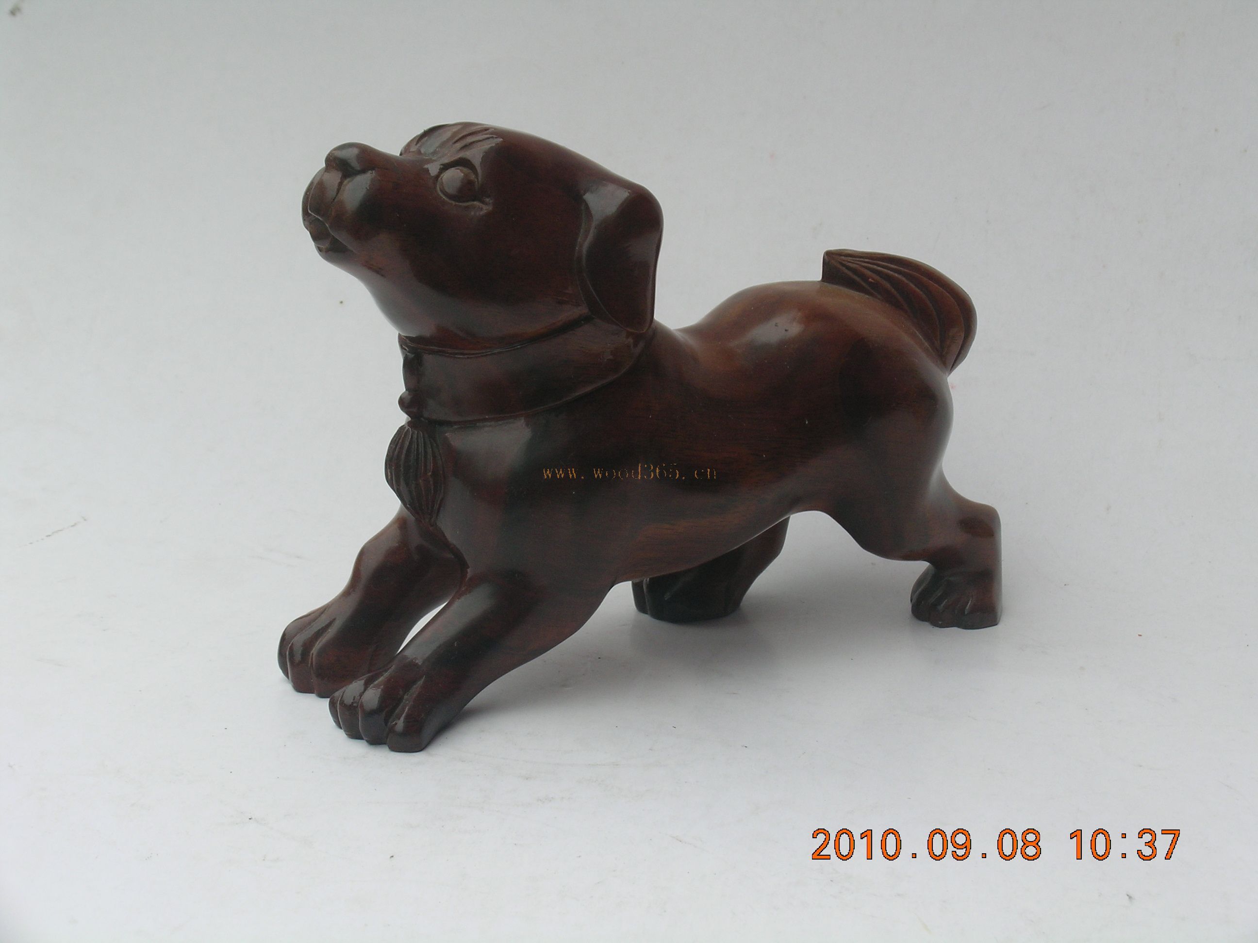 肥城君瑕轩桃木文化发展有限公司(肥城鲁宝阁桃木文化发展有限公司),坐落在五岳之首泰山西麓,享有鲁中宝地,世上桃园,的城市,公司以此而得名.是一家集研发,生产,销售为一体的综合性公司。 公司地理环境优越,距济南国际机场90公里,2008奥运会城市青岛400公里,海关商检30公里,公路连接京沪(福)高速,铁路连接京广,大京九线。 公司下辖门类齐全的科室,采取科学的以人为本的管理机制,以精湛的雕刻工艺,开发出桃木剑,桃木如意,桃木吉祥动物,桃木书,桃木台屏,桃木挂件,桃木佩件,及各式桃木工艺品包装等系列
