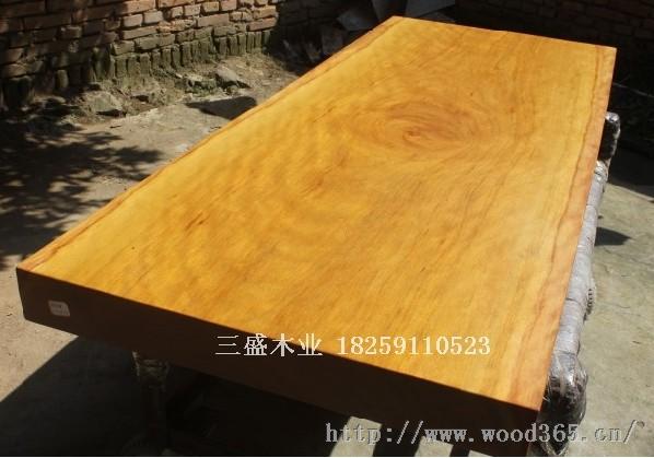 产品用途:办公桌老板桌会议桌茶桌书桌电脑桌餐桌客厅桌电视柜等 黄花梨实为呈黄褐色的花梨或花榈。是明清硬木家具的主要用材,以心材呈黄褐色者为好。明,清时考究的木器家具都选黄花梨制造,其纹理或隐或现,色泽不静不喧,被视作上乘佳品,备受明清匠人宠爱,特别是明清盛世的文人、仕大夫之族对家具的审美情趣更使得这一时期的黄花梨家具卓尔不群,无论从艺术审美、还是人工学的角度来看都无可挑剔,可称为世界家具艺术中的珍品。两广沿海,越南部分地区也有出产,海南产量曾几度远超其他地区。解放后,尤其是改革开放后,由于过度开
