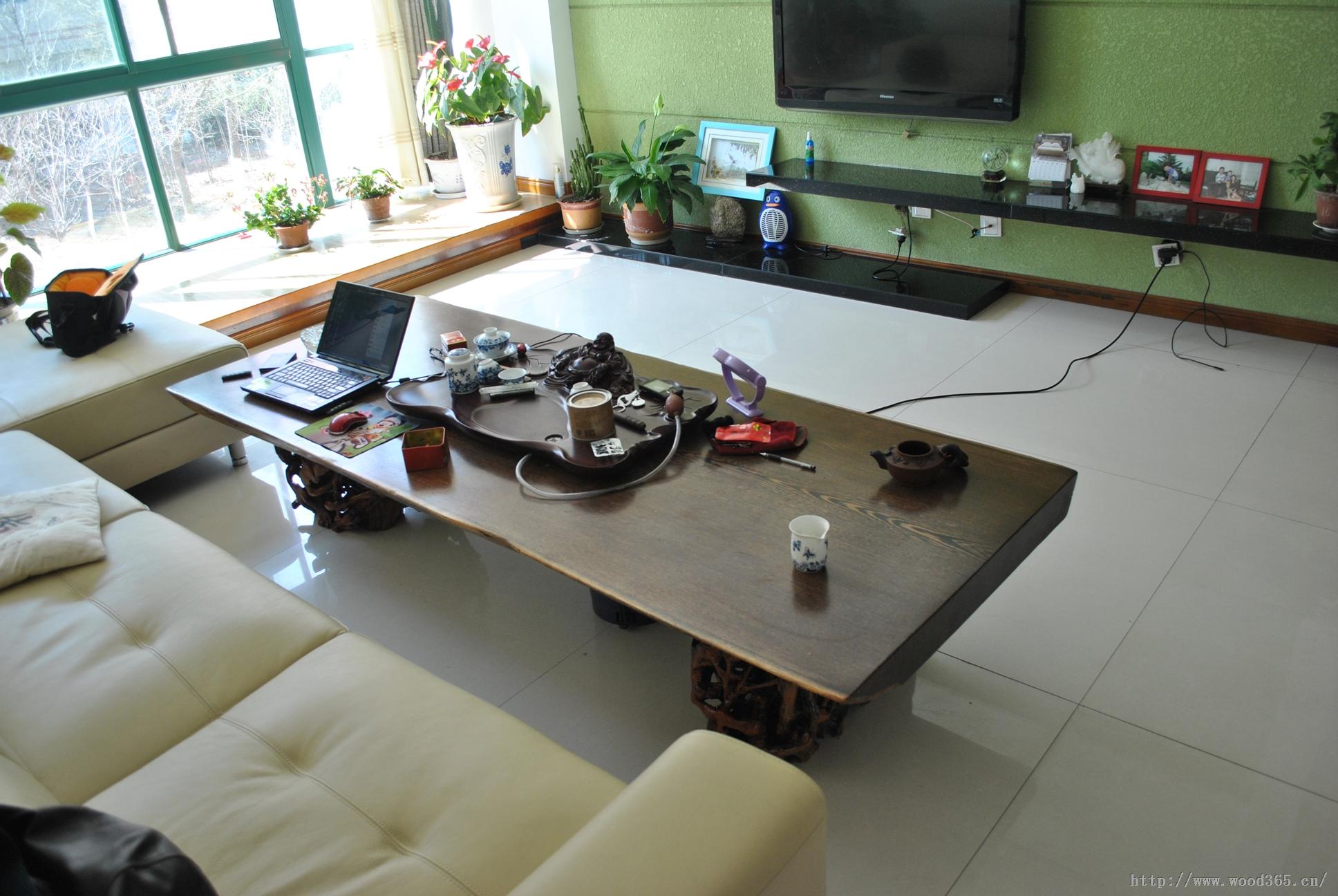 淘宝店铺:自然风根雕 淘宝网址:http://naturalwindgd.taobao.com 电话:18305913091 QQ:1585118741 中国根雕看福建,福建根雕看福州!福建根雕木雕文化历 史悠久,是根雕木雕创作最为活跃的省份,全国知名,作品屡屡在各种国际国内大赛中获奖。 本公司福州树人贸易有限公司,位于中国木雕之都福州上街,公司专注于根雕木艺数余载,是中国最大最具规模的大板生产工厂,工厂占地10000多平方米,建筑面积50000多平方米,我们的产品涉及商务大板、茶盘茶桌茶几、精雕