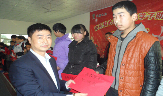 2015年1月10日上午,在美森木业隆重举行了伯乐助学美森学子助学金发放仪式。参加颁发仪式的有:成武县人大副主任魏凤云、成武县政协副主席陈承旭、成武县宣传部副部长闫新建、孙寺镇党委副书记王振鹏、美森公司董事总经理王松茂、副总经理彭志伟、成武县民管局局长王勇杰及成武县团委副书记张亮等。